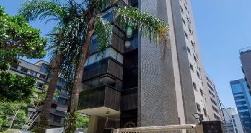 Apartamento localizado em uma das áreas mais desejadas da cidade, próximo à Avenida Carlos Gomes. Esta é uma oportunidade única para quem busca um lar que combine conforto, espaço e praticidade.&lt;BR