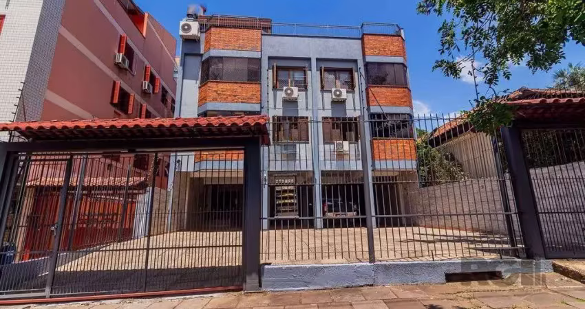 Ótima cobertura de 3 dormitórios no bairro Teresópolis! São 251m² de área privativa distribuídos em amplo living para dois ambientes com sacada integrada, lavabo, espaçosa cozinha mobiliada, área de s