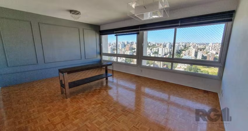 Apartamento com 4 quartos, vaga de garagem, no bairro Moinhos de Vento, Porto Alegre/RS&lt;BR&gt;&lt;BR&gt;Este amplo apartamento conta com 4 quartos , comodidade e privacidade para toda a família. A 