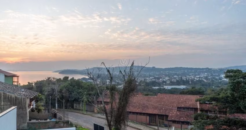 Vende-se ótimo sobrado de esquina na parte alta do bairro e com linda vista para o Guaíba, próximo da beira de Ipanema, em local alto e livre de alagamentos. O imóvel dispõe de 3 dormitórios, sendo 01