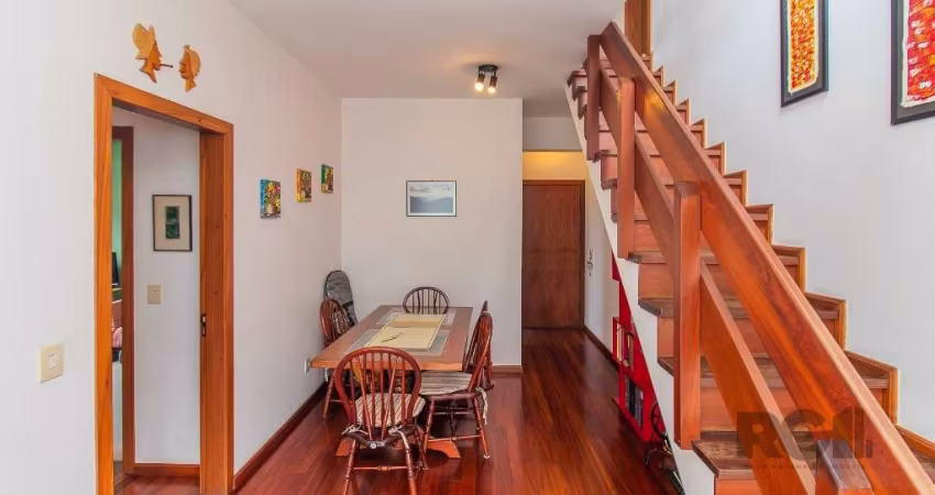 Belíssima cobertura, mobiliada, com 156 m²  de área privativa.&lt;BR&gt;2 dormitórios sendo uma suíte casal, o outro dormitório foi transformado em gabinete.&lt;BR&gt;No segundo pavimento espaço gourm