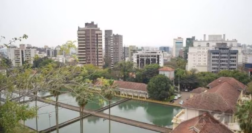 Cobertura 03 dormitórios, 02 suítes, 02 vagas no Bairro Moinhos de Vento - com 355,00 metros privativos, duas vagas individuais,  sauna, churrasqueira, lareira, gabinete, amplos livings. Agende sua vi