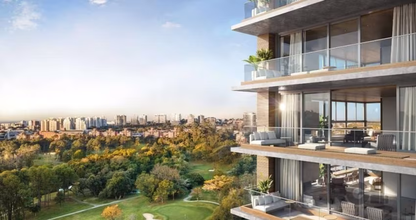Apartamento, em andar alto, com 246m² de área privativa e hall de entrada exclusivo. Seu amplo living com três ambientes conta com lareira e excelente varanda com vista eterna ao campo de golfe. També
