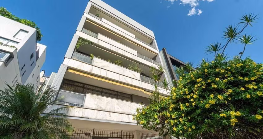 À venda em Porto Alegre: Apartamento diferenciado no bairro Mont'Serrat, oferecendo uma oportunidade única para morar em um espaço amplo e bem localizado. Este imóvel desocupado encontra-se em uma das
