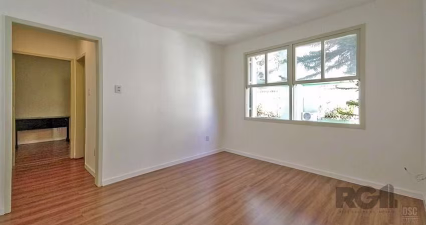 Seu Novo Capítulo Começa Aqui: Apartamento Espaçoso, Charmoso e Totalmente Reformado na Rua Orfanatrófio! Imagine-se no coração pulsante de Porto Alegre, onde a praticidade e a conveniência se encontr