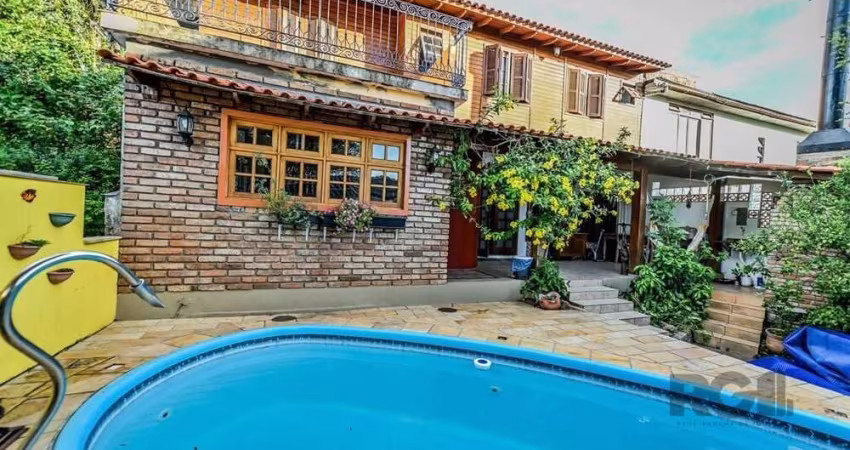 Descubra o lar dos seus sonhos nesta excepcional casa de condomínio à venda em Porto Alegre, RS. Situada no encantador bairro de Santa Tereza, próximo ao Colégio João XXIII, esta residência combina el