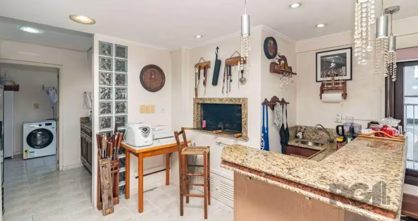 O imóvel conta com três dormitórios, sendo uma suíte com hidromassagem, dois banheiros, lareira, churrasqueira e um belo jardim privativo. A escada em L traz um toque moderno e elegante ao ambiente. O