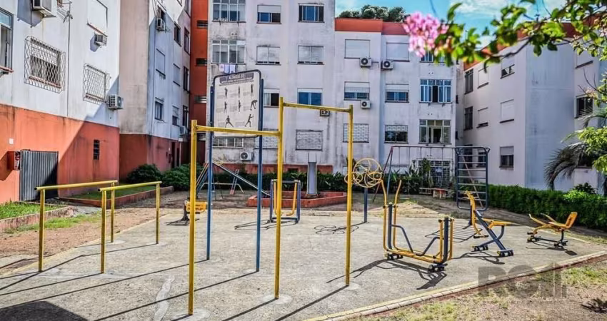 Encontre o seu novo lar em Porto Alegre! Este charmoso apartamento de 2 dormitórios e 1 banheiro está à venda, localizado no vibrante bairro Cristal, na Rua Orfanotrófio, próximo à Faculdade Uniritter