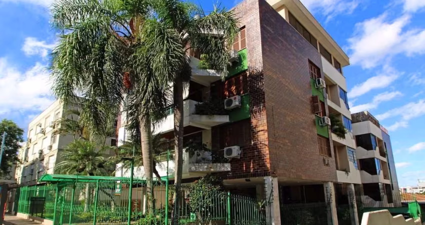 COBERTURA toda REFORMADA de 2 dormitórios, sala de estar e jantar, espaço para home oficce, cozinha tradicional fechada, área de serviço, depósito e banheiro social (no primeiro nível). Na cobertura, 