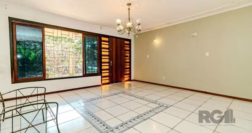 CASA COM 352m2, 4 DORMITÓRIOS, 4 SALAS, SENDO 1 ANTE-SALA, 2 COZINHAS, ESPAÇO GOURMET, LAVANDERIA, QUARTO AUXILIAR, CHURRASQUEIRA E VAGA PARA 4 CARROS. Oportunidade Incrível! Casa Ampla e Confortável 
