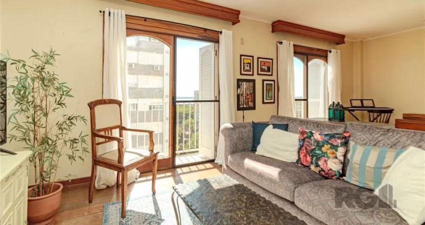 APARTAMENTO DE 155m², COM 3 DORMITÓRIOS (1 SUÍTE), BANHEIRO SOCIAL, LAVABO, SALA COM DOIS AMBIENTES, ESCRITÓRIO, COZINHA AMPLA COM CHURRASQUEIRA, LAVANDERIA E DEPENDÊNCIA AUXILIAR. COM 2 VAGAS DE GARA