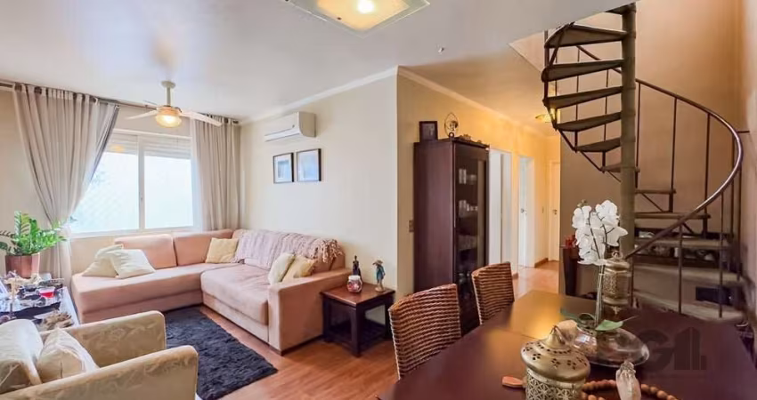 Este amplo apartamento duplex com cobertura, com aproximadamente 185m² privativos oferece a oportunidade de personalizar e modernizar os espaços de acordo com suas preferências. No primeiro piso, o im