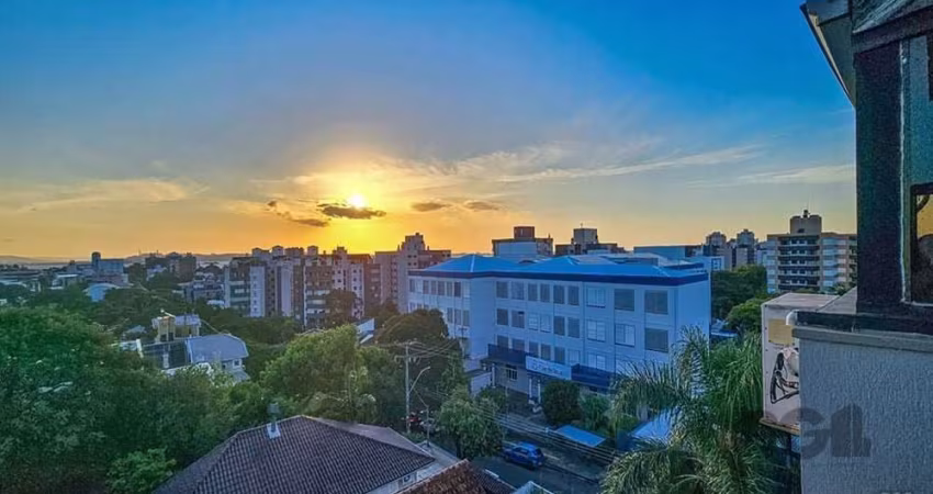 Desfrute de um pôr do sol inesquecível nesta incrível cobertura duplex, localizada no bairro Tristeza, um dos mais charmosos e valorizados de Porto Alegre. 169m² privativos Desocupada, mobiliada, ampl