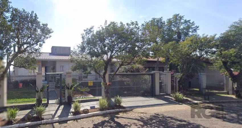 Casa com 3 dormitórios, sendo 2 suítes, lavabo, amplo living, adega, cozinha com móveis planejados, lareira, salão de festas/ espaço gourmet, piscina, garagem para 2 carros , lavanderia e linda vista.