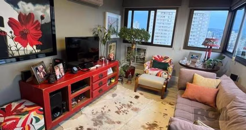 Apartamento de 1 Dormitório com suíte, lavabo, churrasqueira, vaga de garagem coberta, andar alto e vista panorâmica. Descubra este incrível apartamento semi-mobiliado, projetado por arquiteta, oferec