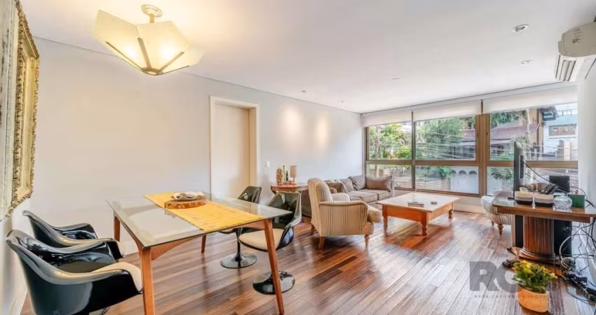 Exclusivo apartamento garden no bairro Bela Vista, uma das regiões mais valorizadas de Porto Alegre. Originalmente com 3 dormitórios, foi transformado em 2 suítes, para privilegiar uma ampla suíte más
