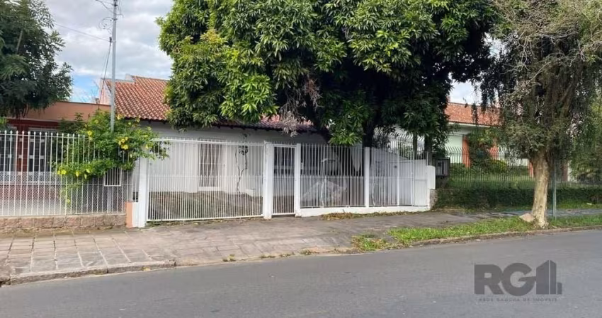 Excelente casa em alvenaria, ideal para residencial ou comercial. São 189m² de área construída, amplo living para 3 ambientes + sótão, cozinha, originalmente de 3 dormitórios foi transformada em 2 dor