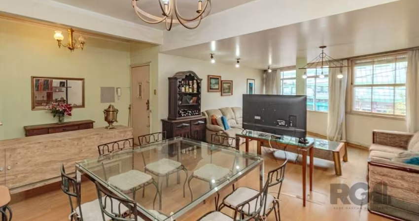 APARTAMENTO DE 144m² COM 3 DORMITÓRIOS ESPAÇOSOS, LAVABO E 2 BANHEIROS, COZINHA COM DISPENSA, AMPLA SALA DE ESTAR E JANTAR, SEM VAGA DE GARAGEM. Com 3 quartos bem iluminados, arejados e com ar condici