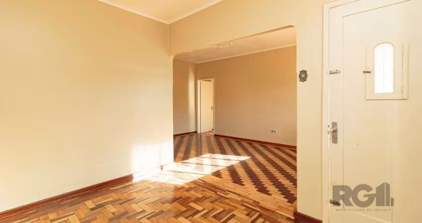 A casa, localizada no bairro São João em Porto Alegre, conta com 3 dormitórios e 2 ou mais vagas de garagem. O imóvel possui uma sala de estar, cozinha, lavanderia e um pequeno jardim ou área de lazer