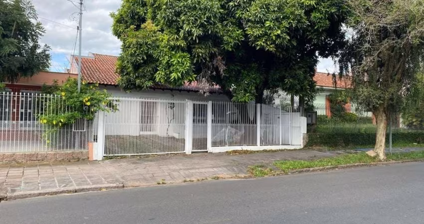 Excelente casa em alvenaria, ideal para residencial ou comercial. São 189m² de área construída, amplo living para 3 ambientes + sótão, cozinha, originalmente de 3 dormitórios foi transformada em 2 dor