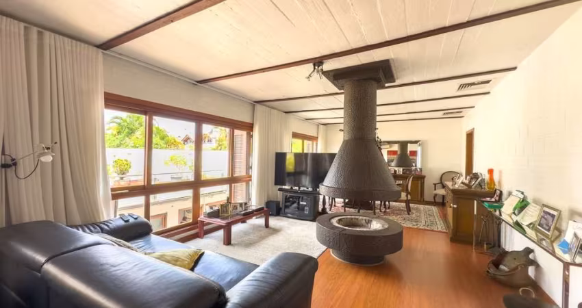 Casa térrea maravilhosa ao lado do instituto Ling. Encantadora residência térrea, completamente reformada, localizada em uma das regiões mais valorizadas da cidade, ao lado do Instituto Ling. Com 3 su