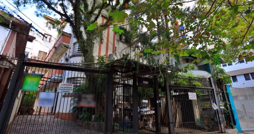 Casa comercial com 14 suítes; copa/ cozinha; salas; lavabo; lavanderia; pátio nos fundos e garagem para 2 carros.&lt;BR&gt;Localizado à poucos metros do HPS; Hospital de Clínicas; Parque Farroupilha(R