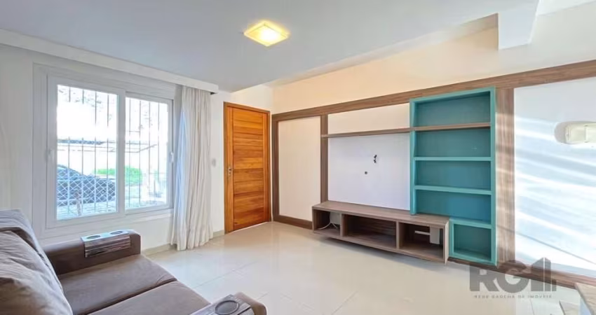 Seu novo lar espera por você no coração do bairro Guarujá, em Porto Alegre! Se você busca conforto, funcionalidade e um espaço para viver momentos incríveis com a sua família, este sobrado com 92m² pr