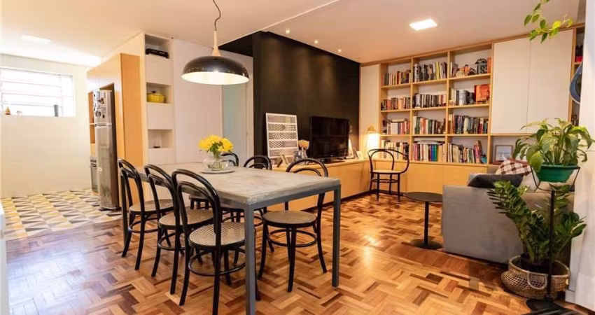 Este charmoso apartamento foi totalmente reformado e transformado em um espaço moderno, elegante e extremamente funcional. Originalmente com três dormitórios, o imóvel foi adaptado para dois, garantin