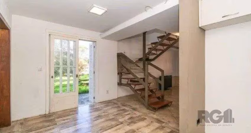 Casa em condominio com ambientes amplos e confortaveis !