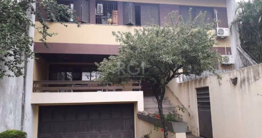 Casa para Venda - 311m², 4 dormitórios, sendo 2 suites, 4 vagas - Glória