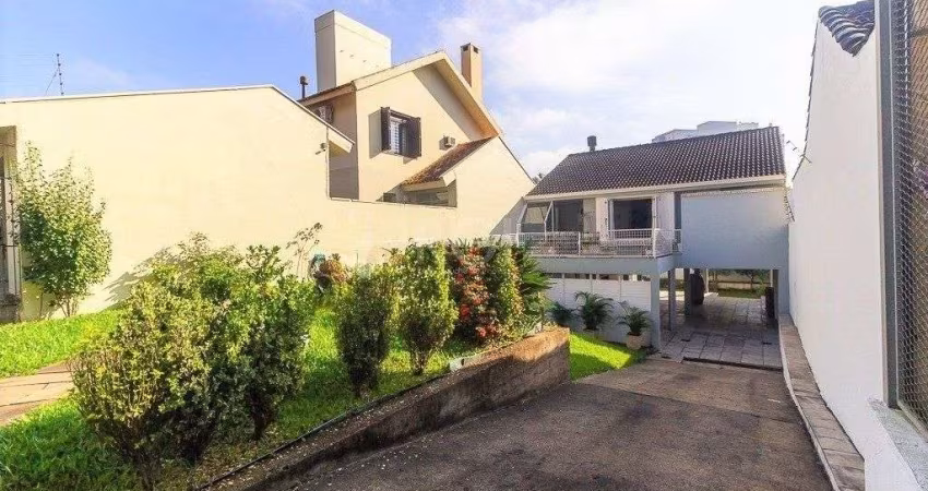 Casa para Venda - 227m², 3 dormitórios, sendo 1 suites, 4 vagas - Azenha