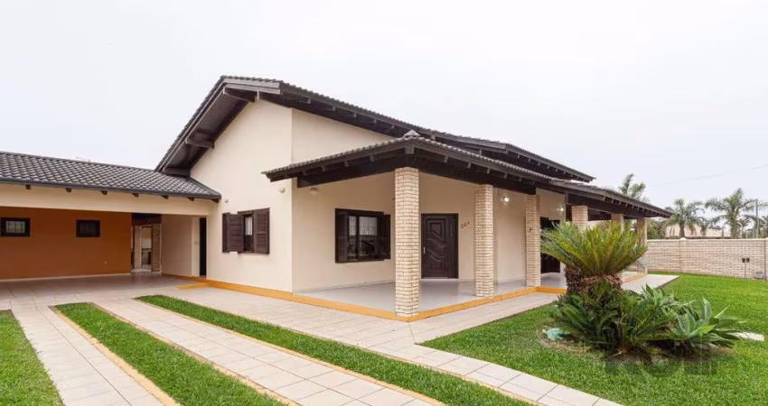 Casa com 4 quartos, suítes, espaço gourmet, piscina, vaga de garagem, no centro de Torres/RS