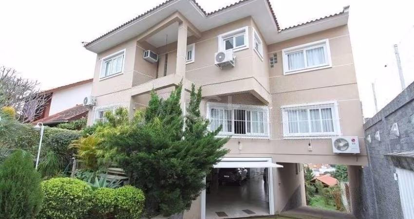 EXCELENTE CASA COM 4 DORMITÓRIOS, 6 VAGAS DE GARAGEM E VISTA PANORÂMICA.