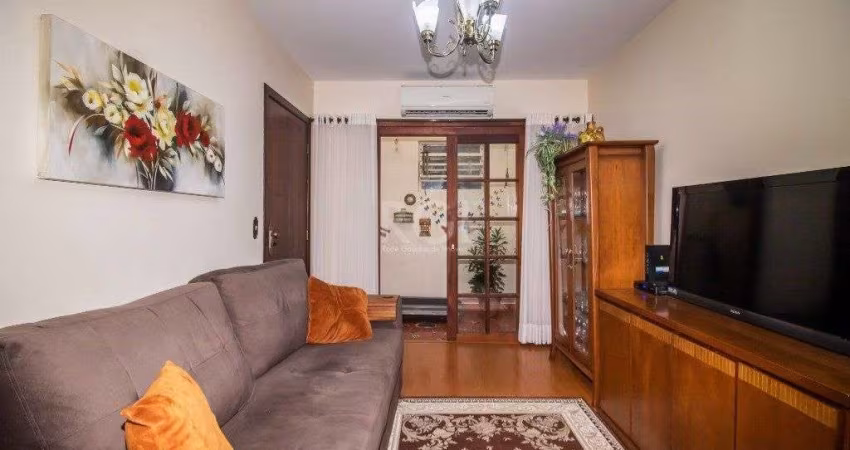 Casa de 289m² - 3 dormitórios, 1 suíte, 4 salas, churrasqueira, pátio e 4 vagas de garagem no bairro Partenon