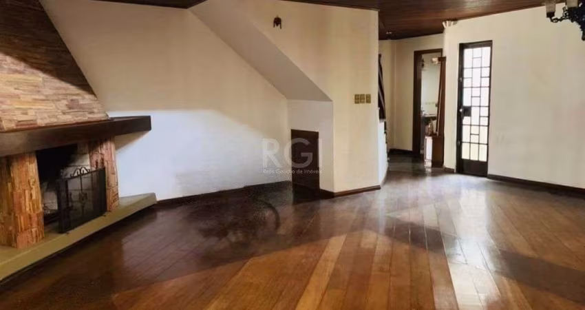 Encantadora residência com 03 dormitórios sendo 01 suíte e piscina.