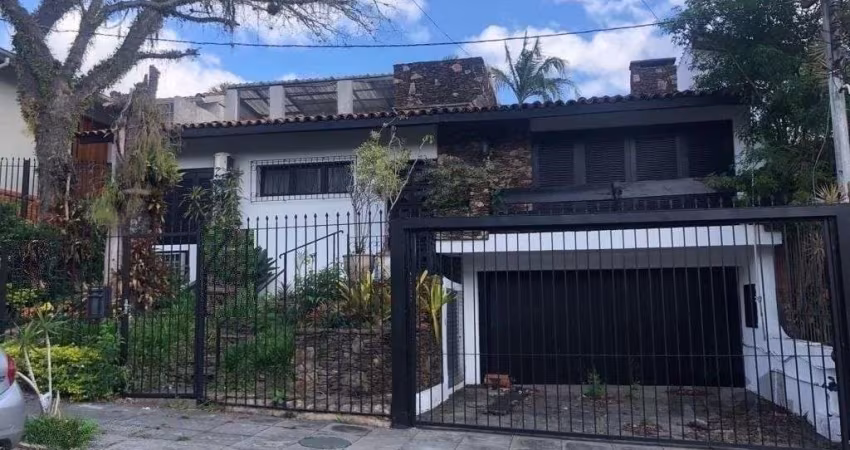 Excelente casa de 308 m² com 4 suítes e 4 vagas de garagem.