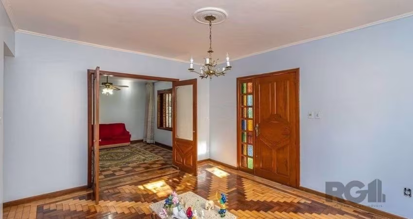 Casa 216m² - 4 dormitórios, 5 vagas no bairro Partenon