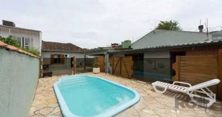 Casa 03 dormitórios com piscina próxima a Av. Prof. Oscar Pereira e todos os recursos do bairro.