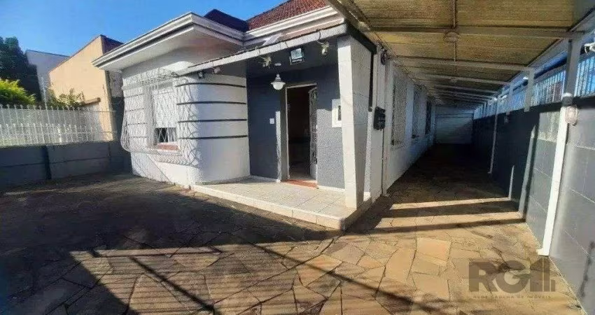 Casa de 3 dormitórios, no bairro Glória