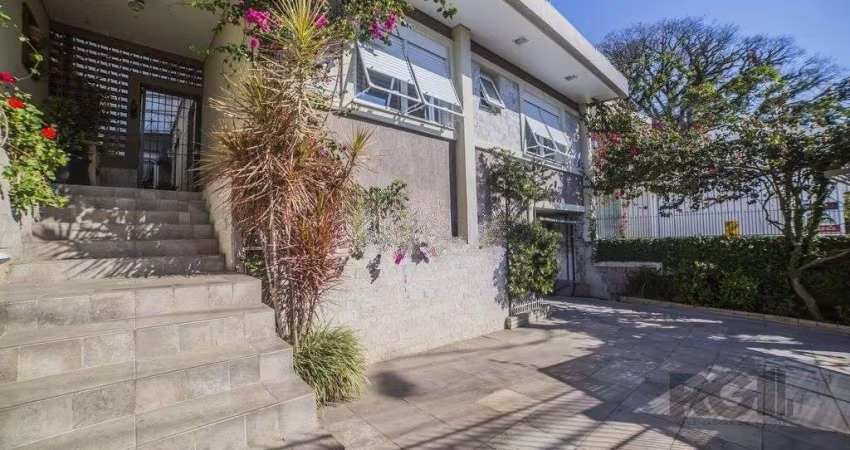 Casa de 4 dormitórios no bairro Glória