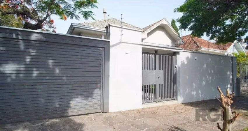 Casa reformada com 3 dormitórios, 5 vagas no bairro São João