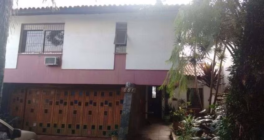Casa para Venda - 320m², 3 dormitórios, sendo 1 suites, 4 vagas - Cristal