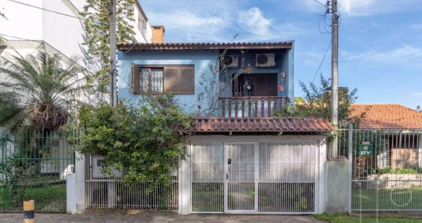 Sobrado para Venda - 241m², 4 dormitórios, sendo 1 suites, 1 vaga - Camaquã