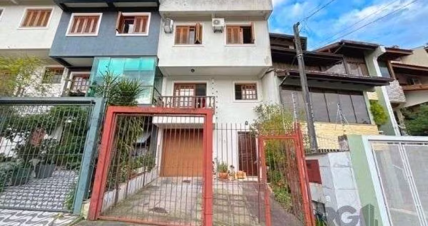 Casa em Porto Alegre, no bairro Ipanema, com 3 dormitório(s), e 3 banheiros, à venda.