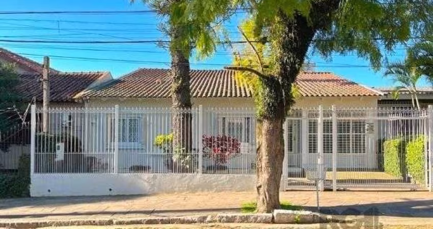 Casa em Porto Alegre, no bairro Nonoai, com 4 dormitório(s), à venda.