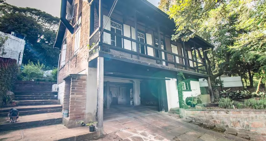 Casa Rústica (Enxaimel) com 3 pisos e pátios amplos.