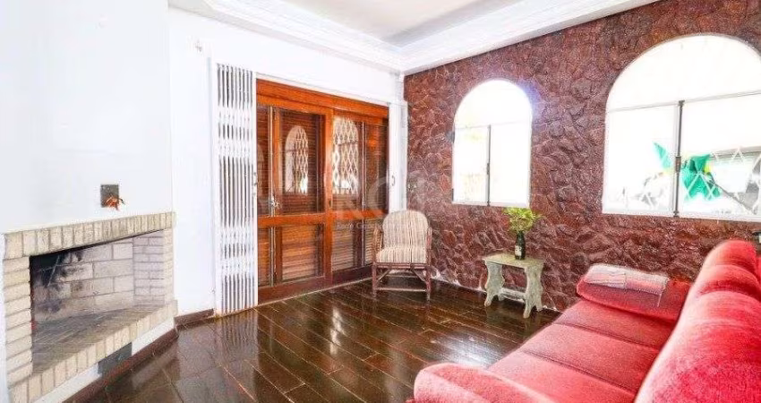 Venda Padrão - Porto Alegre - Casa com  5 dormitórios, suíte,  piscina, lareira, churrasqueira, na Campos Elíseos no bairro Glória