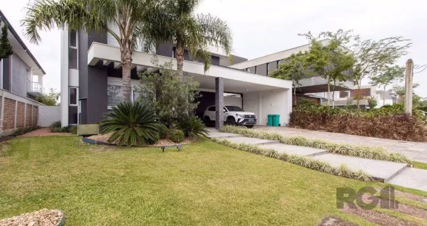 casa com 3 suítes no piso superior, mais 1 suíte no primeiro pavimento.