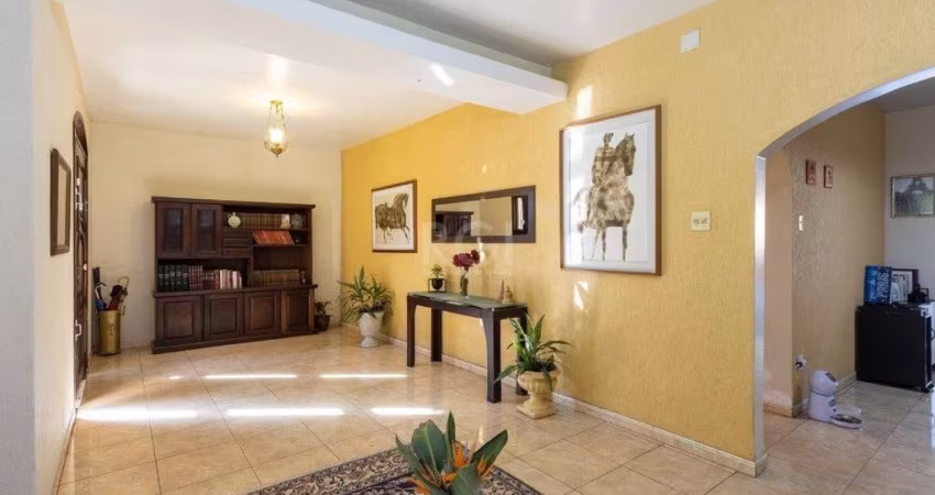 Sobrado com 345m² privativos, 3 suites, 2 vagas, churrasqueira. pátio com piscina - Bairro Cristal