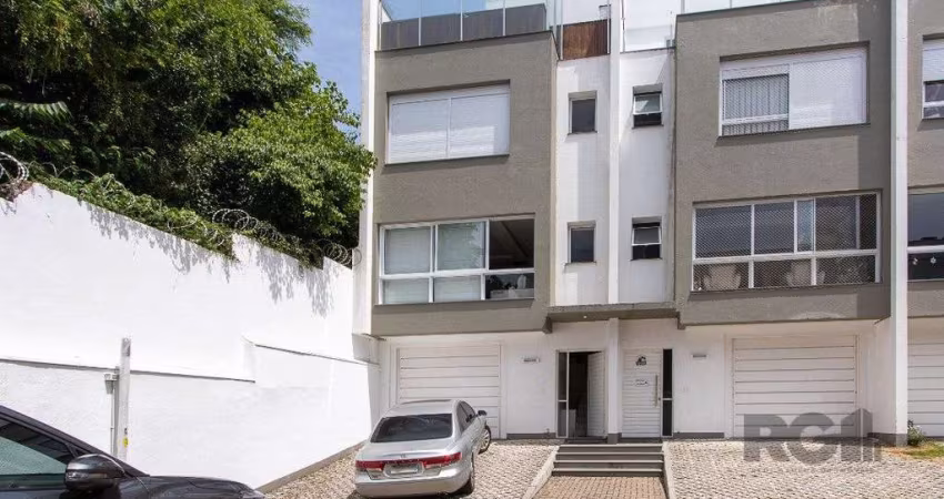 Excelente casa em condomínio que possui originalmente 3 dormitórios, tranfromado em 2 sendo 2 suites, 3 lavabos sendo 1 em cada pavimento. Cozinha semi mobiliada, churrasqueira e forno para pizza.